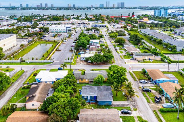 112 W 34th Street, Riviera Beach, FL 33404