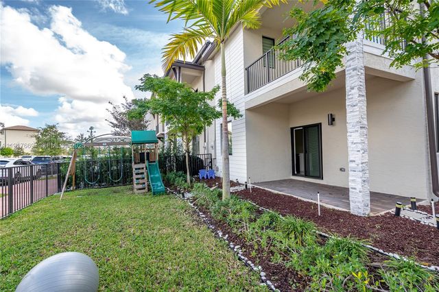 8364 NW 43rd St, Doral, FL 33166