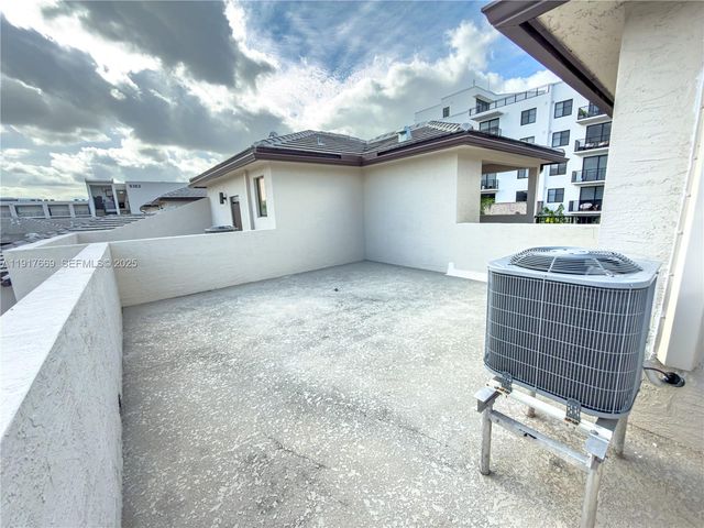 8364 NW 43rd St, Doral, FL 33166