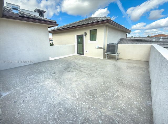 8364 NW 43rd St, Doral, FL 33166