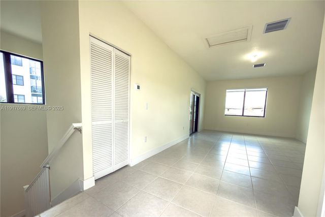 8364 NW 43rd St, Doral, FL 33166