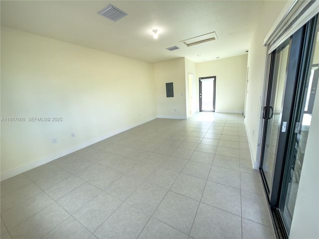 8364 NW 43rd St, Doral, FL 33166