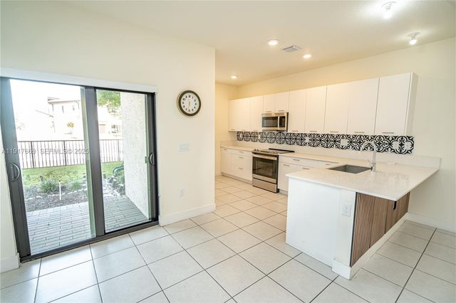 8364 NW 43rd St, Doral, FL 33166