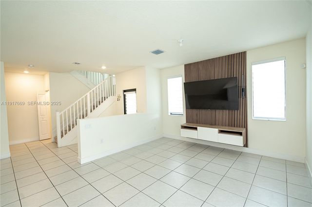 8364 NW 43rd St, Doral, FL 33166