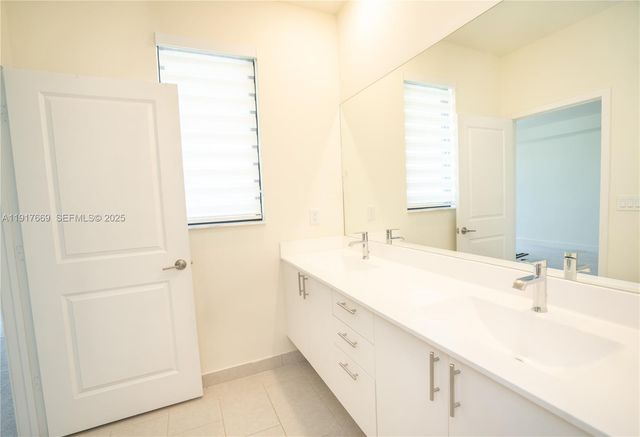 8364 NW 43rd St, Doral, FL 33166