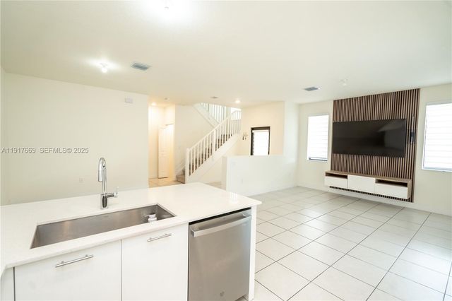 8364 NW 43rd St, Doral, FL 33166