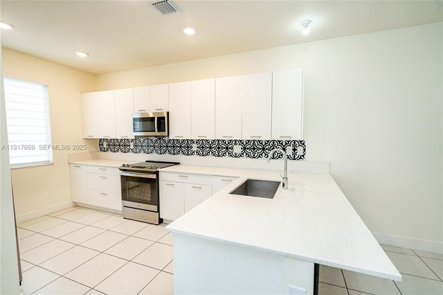 8364 NW 43rd St, Doral, FL 33166