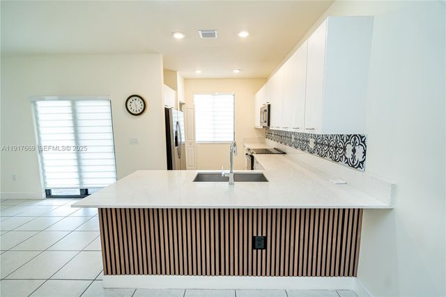 8364 NW 43rd St, Doral, FL 33166