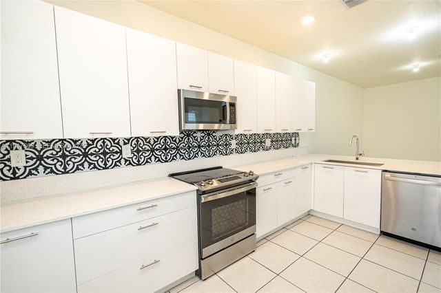 8364 NW 43rd St, Doral, FL 33166