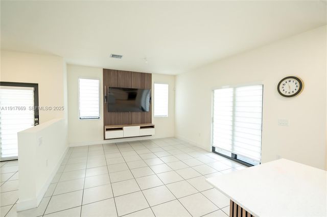 8364 NW 43rd St, Doral, FL 33166