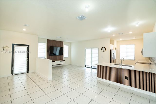 8364 NW 43rd St, Doral, FL 33166