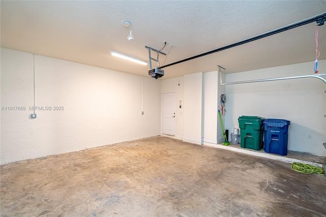 8364 NW 43rd St, Doral, FL 33166