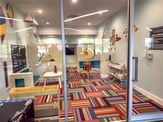 8364 NW 43rd St, Doral, FL 33166