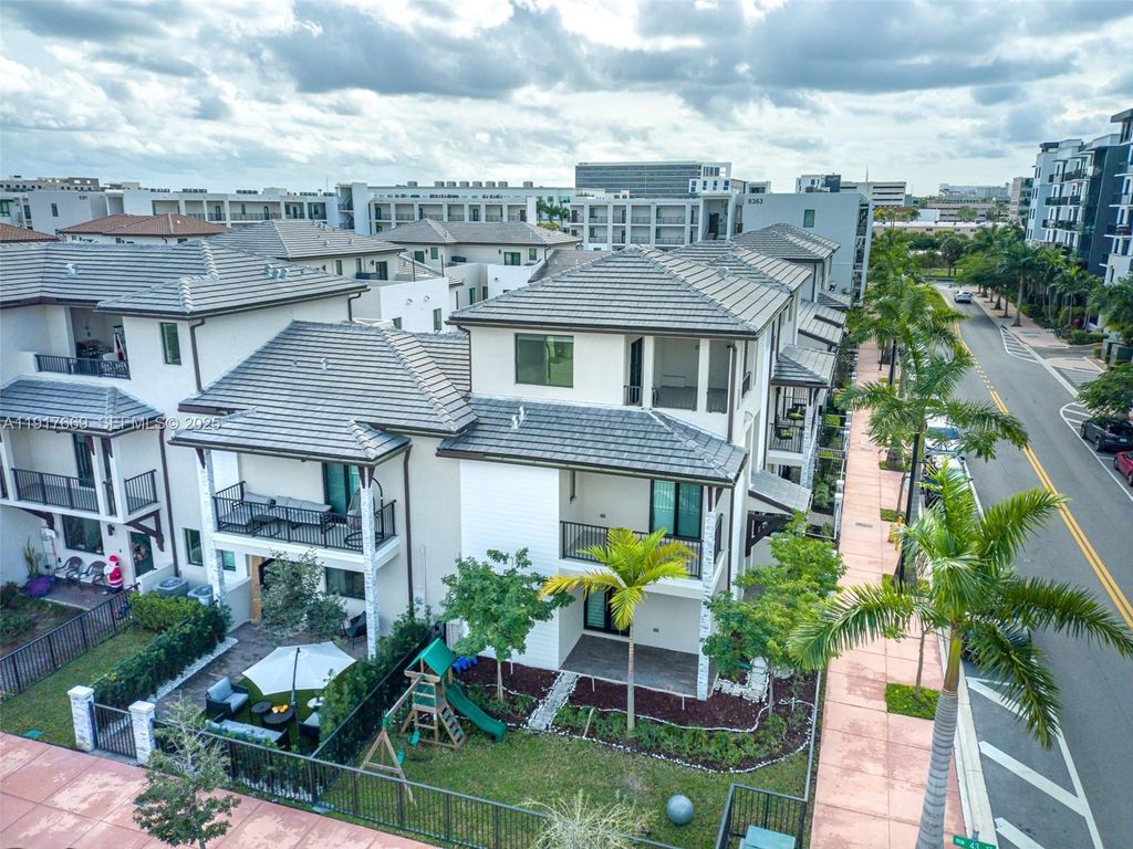 8364 NW 43rd St, Doral, FL 33166