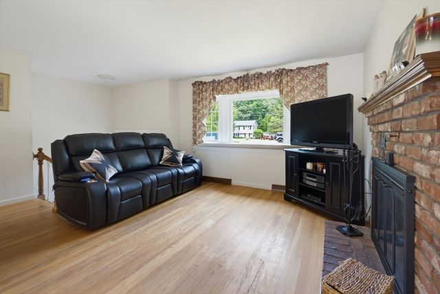 41 Castlewood Dr, Billerica, MA 01821