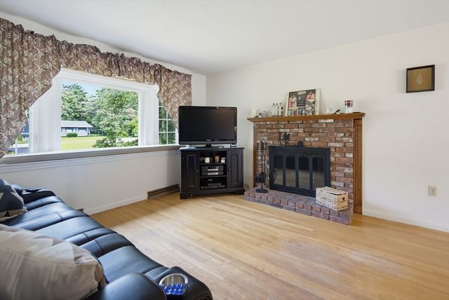 41 Castlewood Dr, Billerica, MA 01821