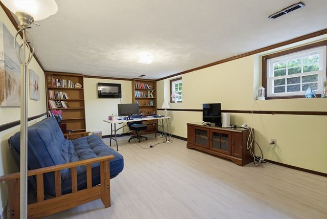 41 Castlewood Dr, Billerica, MA 01821