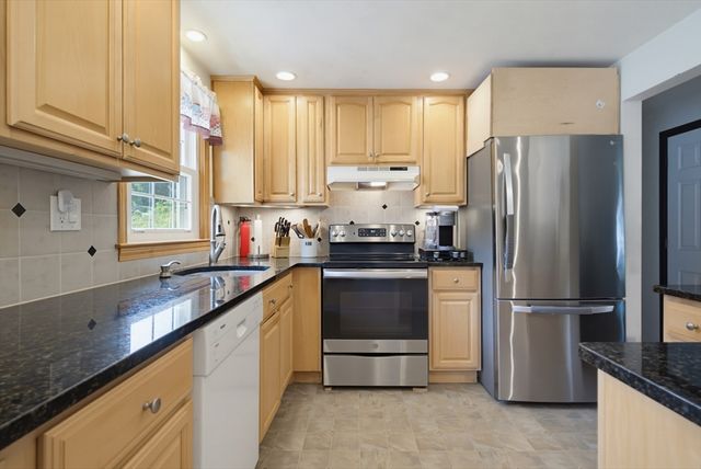 41 Castlewood Dr, Billerica, MA 01821