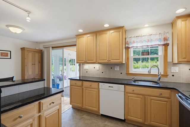 41 Castlewood Dr, Billerica, MA 01821