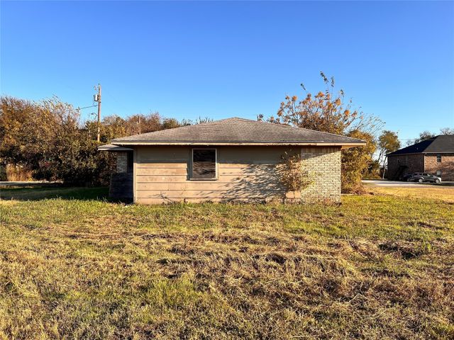209 S Walton Street, Blooming Grove, TX 76626