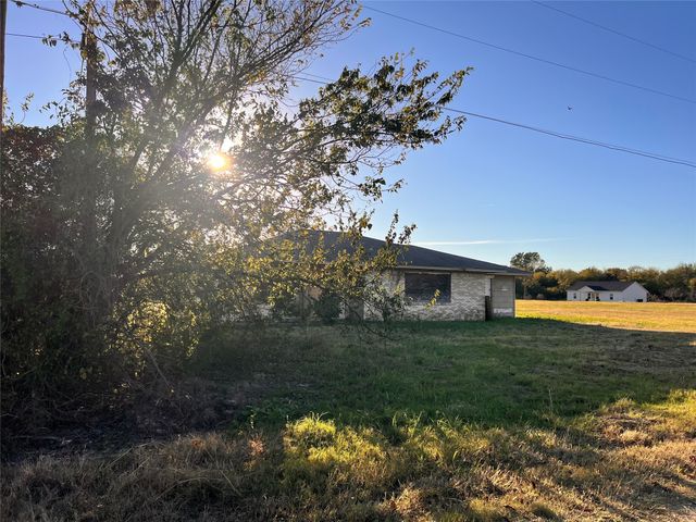 209 S Walton Street, Blooming Grove, TX 76626