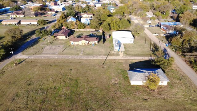209 S Walton Street, Blooming Grove, TX 76626