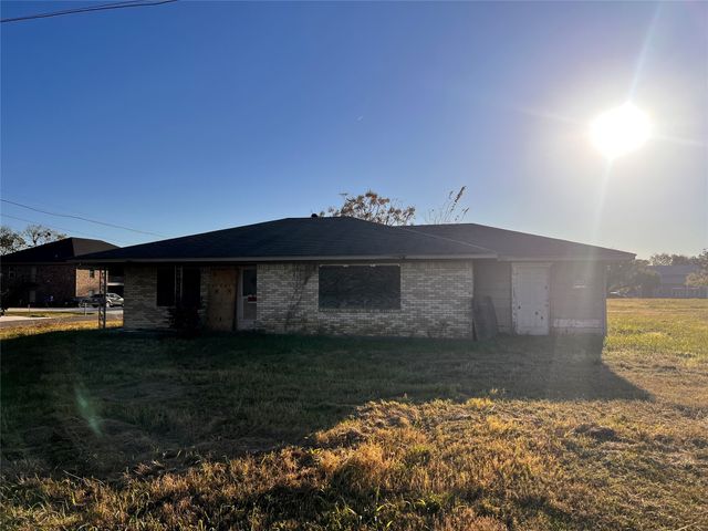 209 S Walton Street, Blooming Grove, TX 76626