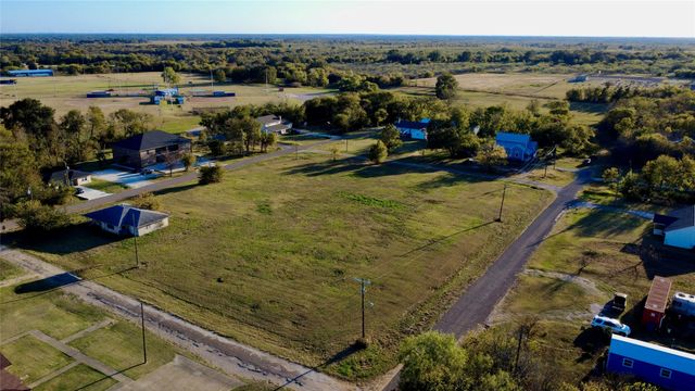 209 S Walton Street, Blooming Grove, TX 76626