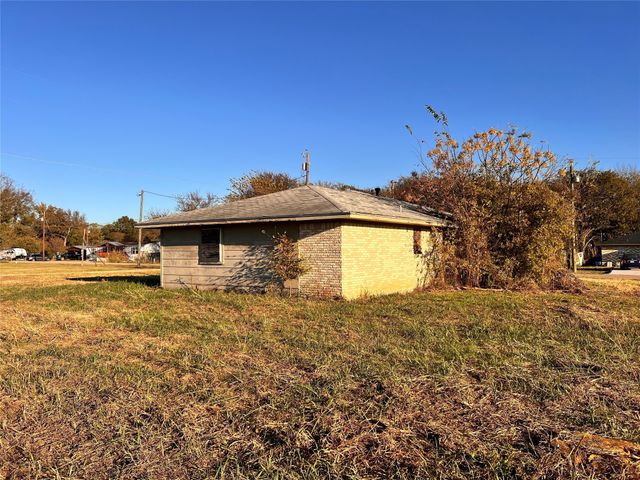209 S Walton Street, Blooming Grove, TX 76626