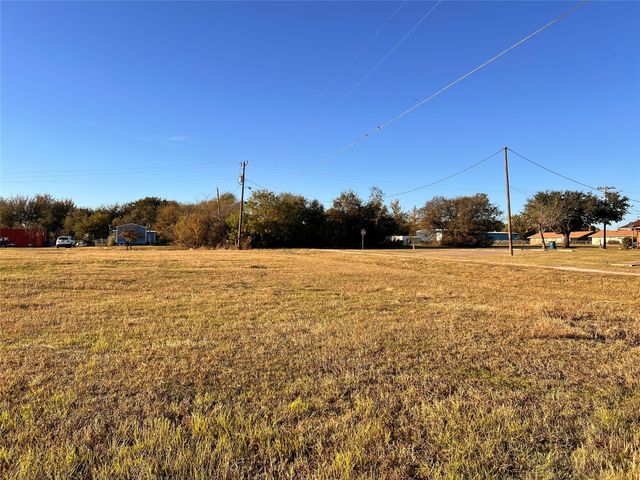209 S Walton Street, Blooming Grove, TX 76626