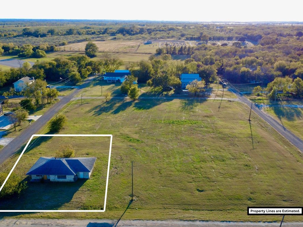 209 S Walton Street, Blooming Grove, TX 76626