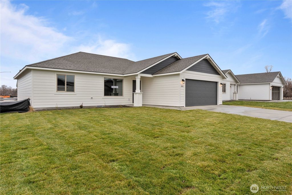 202 N Sandy Loop, Moses Lake, WA 98837