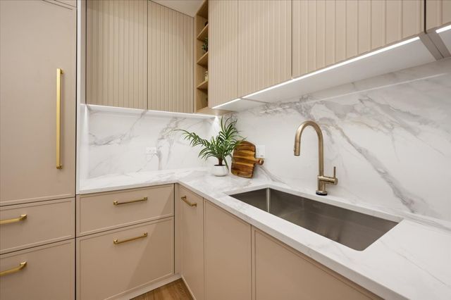 529 N Hartland Court, Chicago, IL 60622