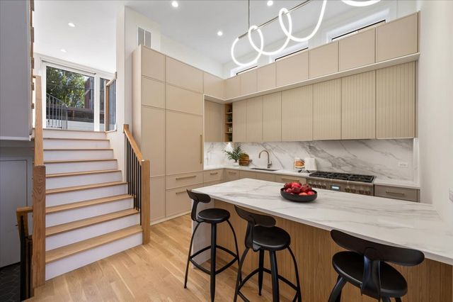 529 N Hartland Court, Chicago, IL 60622