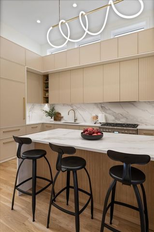 529 N Hartland Court, Chicago, IL 60622