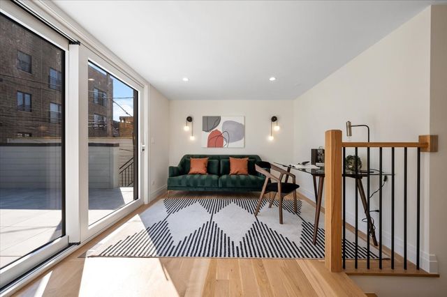 529 N Hartland Court, Chicago, IL 60622