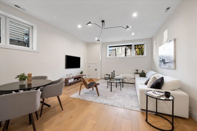 529 N Hartland Court, Chicago, IL 60622