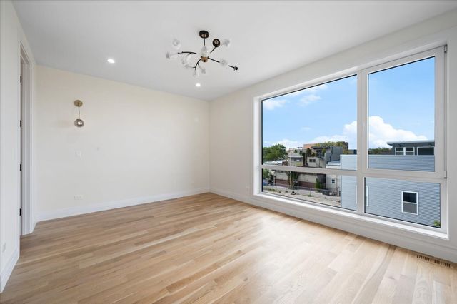 529 N Hartland Court, Chicago, IL 60622