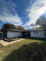 905 Mckinney Avenue, Princeton, TX 75407
