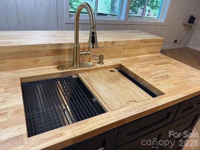 88 Mountain Farm Road, Burnsville, NC 28714