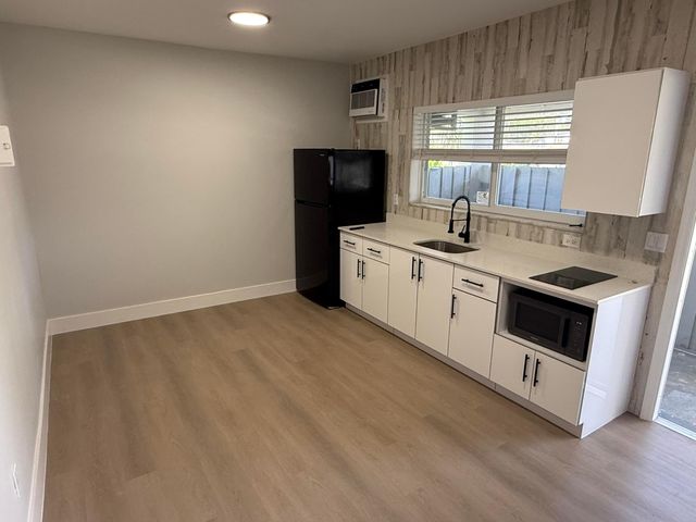 720 NE 7th Street 4, Hallandale Beach, FL 33009