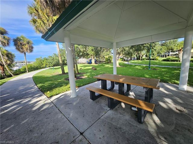 1050 9th ST S 102, Naples, FL 34102