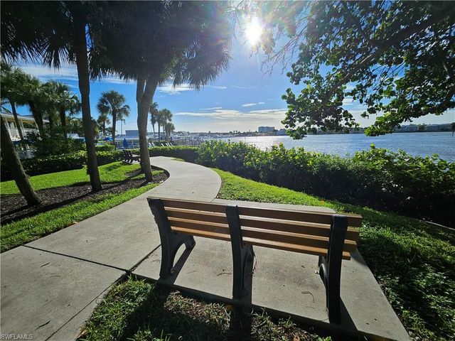 1050 9th ST S 102, Naples, FL 34102