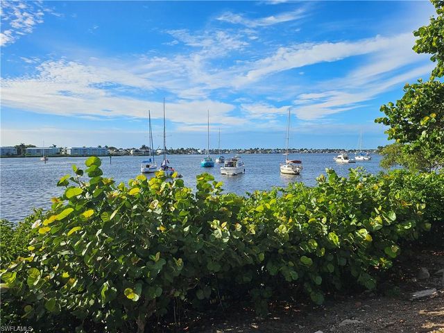1050 9th ST S 102, Naples, FL 34102