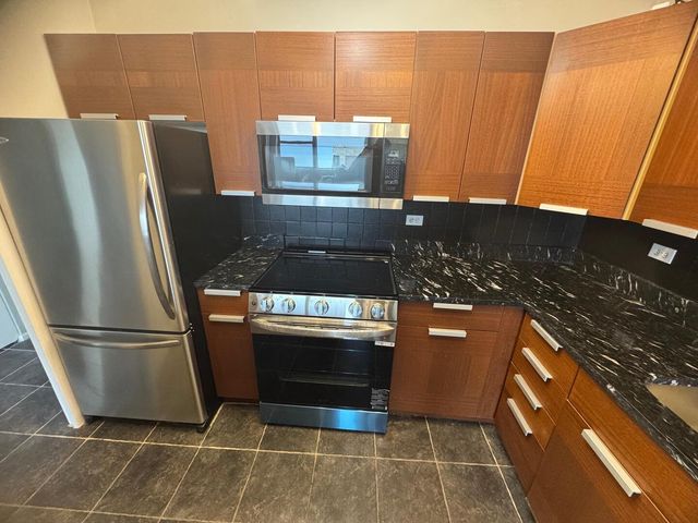 6301 N Sheridan Road 23N, Chicago, IL 60660