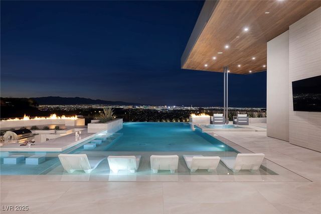 19 Boulderback Drive, Henderson, NV 89012