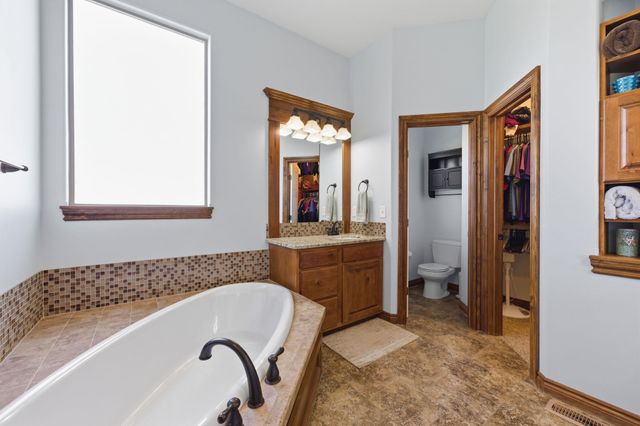 3335 N Flat Creek Cir, Wichita, KS 67205