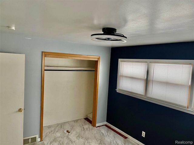 22130 Kenosha Street S, Oak Park, MI 48237