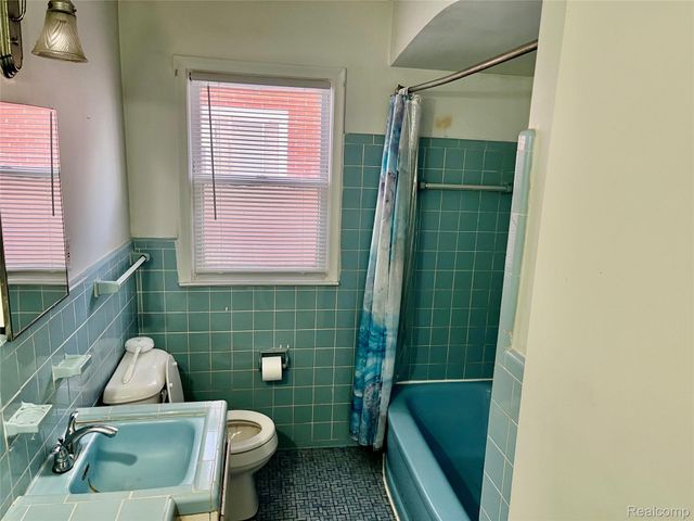 22130 Kenosha Street S, Oak Park, MI 48237