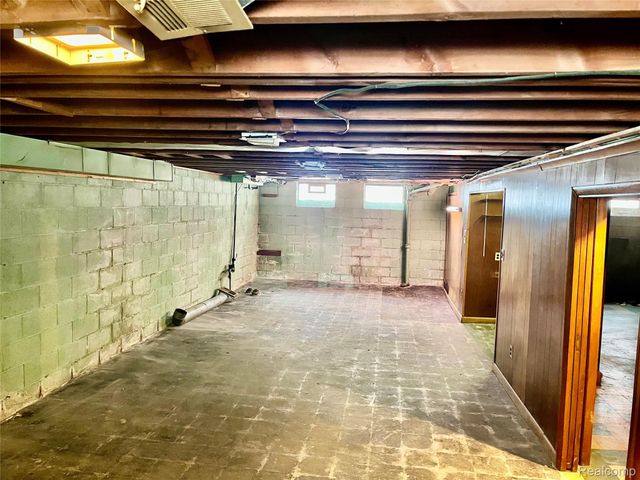 22130 Kenosha Street S, Oak Park, MI 48237